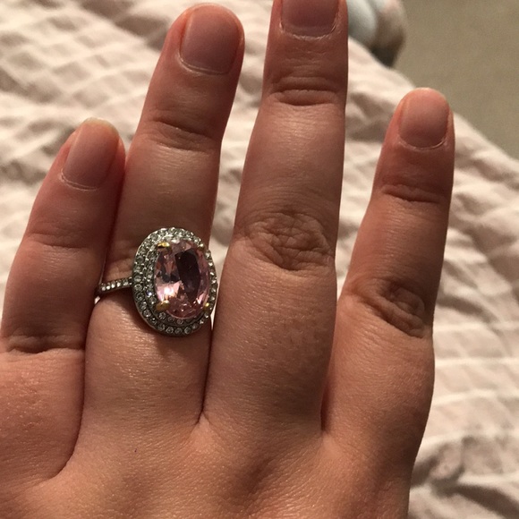 An assortment of jewelry rings that are size 9-10 - Picture 2 of 5